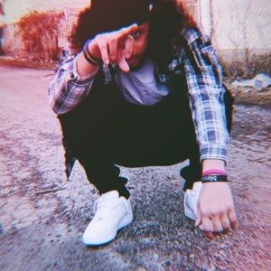 Meet your Posher, Aki